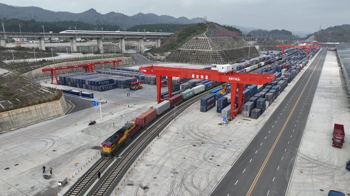 繁忙的貴陽(yáng)國(guó)際陸港。貴陽(yáng)綜保區(qū)供圖