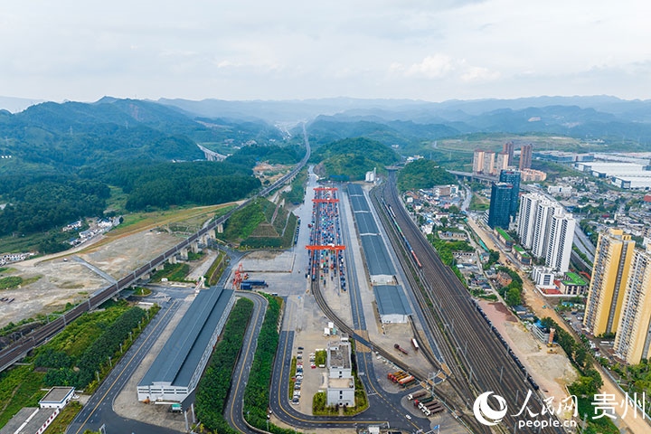 航拍貴陽(yáng)國(guó)際陸港。人民網(wǎng)記者 涂敏攝