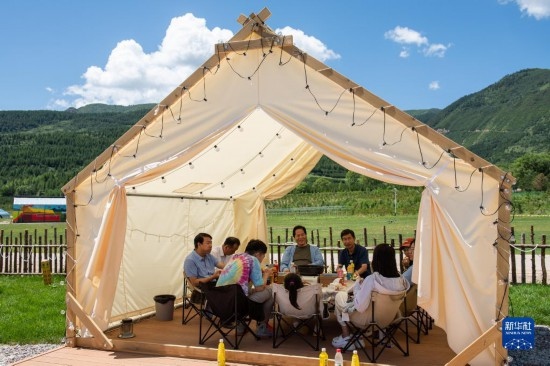 8月12日，游客在寧夏固原市涇源縣大灣鄉(xiāng)楊嶺村品嘗當(dāng)?shù)孛朗?。新華社記者 李旭倫 攝