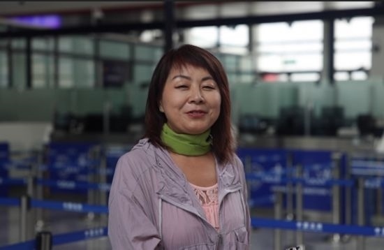 7月22日，曾經(jīng)在老撾瑯勃拉邦工作過3年的加拿大華僑孫月玲乘坐中老鐵路國際旅客列車從中國出境。衛(wèi)海林 攝