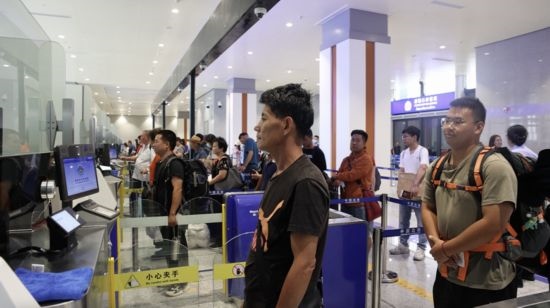 6月13日，乘坐中老鐵路國際旅客列車的旅客在磨憨邊檢大廳排隊(duì)候檢。李揚(yáng) 攝