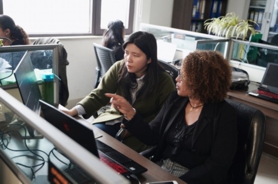 梅德哈妮（右）與中國(guó)同事討論設(shè)計(jì)方案。受訪對(duì)象供圖