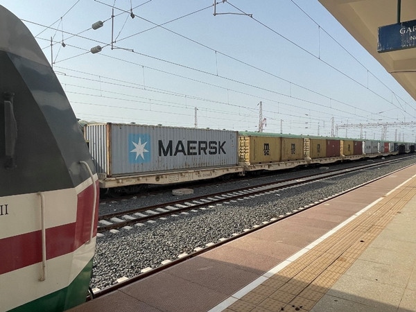 亞吉鐵路吉布提那噶德車站的貨運車廂。人民網(wǎng)記者 趙艷紅攝