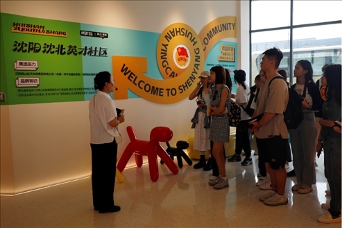 記者團(tuán)在輝山英才社區(qū)采訪。北京外國(guó)語(yǔ)大學(xué) 許青攝