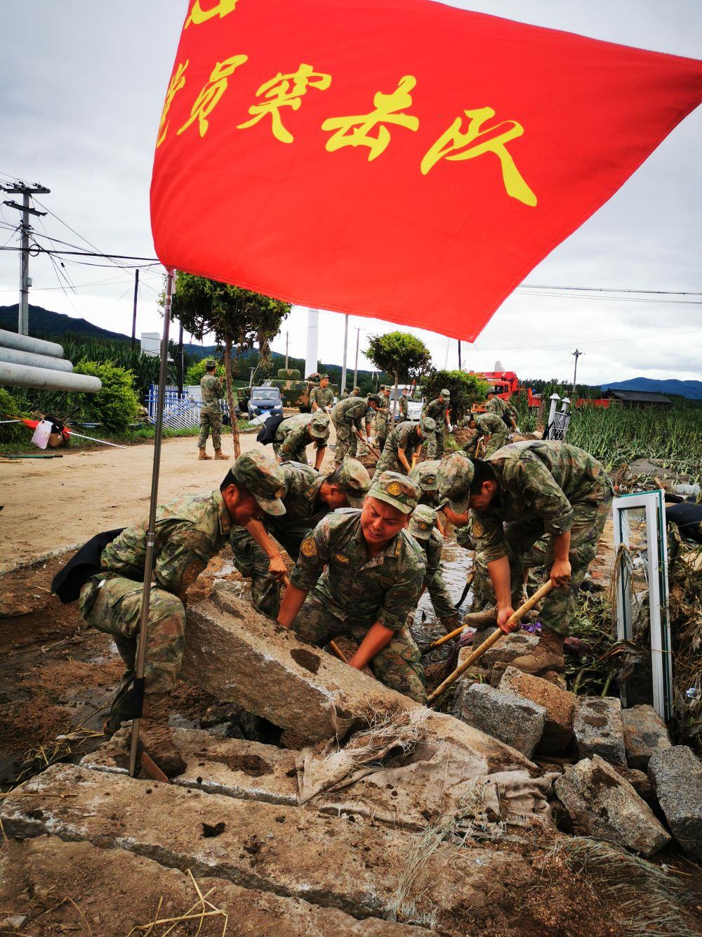 8月7日，陸軍第78集團(tuán)軍某旅組織黨員突擊隊(duì)在吉林舒蘭市七里鄉(xiāng)清理路障。新華社發(fā)（劉洋 攝）