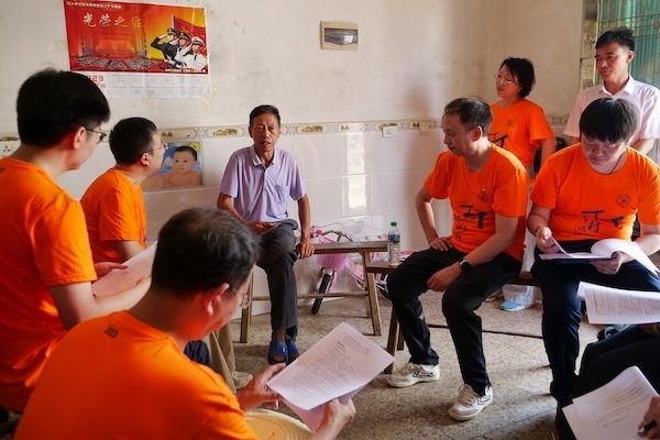 江西上饒“千村調(diào)查”分隊(duì)于余干縣上西源村入戶調(diào)查。校方供圖