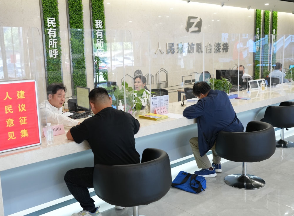 在杭州市余杭區(qū)社會(huì)治理中心，工作人員在接待前來(lái)上訪的群眾（5月25日攝）。新華社記者 翁忻旸 攝