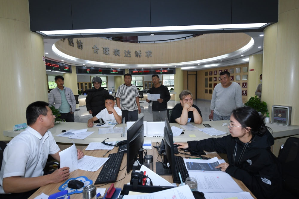 浙江省安吉縣社會(huì)治理中心工作人員在處理群眾信訪訴求（5月8日攝）。新華社記者 翁忻旸 攝