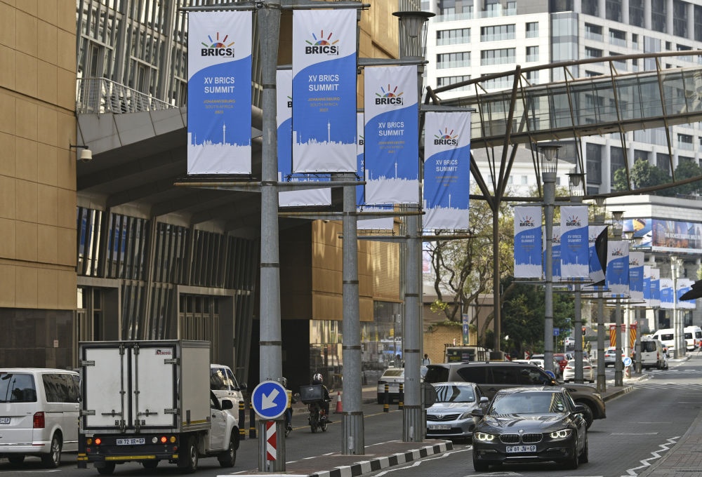 這是8月17日在南非約翰內(nèi)斯堡拍攝的金磚峰會條幅。金磚國家領導人第十五次會晤將于南非約翰內(nèi)斯堡舉行。新華社記者 陳誠 攝