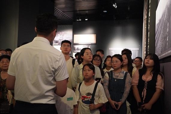 （講解員為記者團(tuán)同學(xué)們講述歷史。北京舞蹈學(xué)院 全峻汐攝