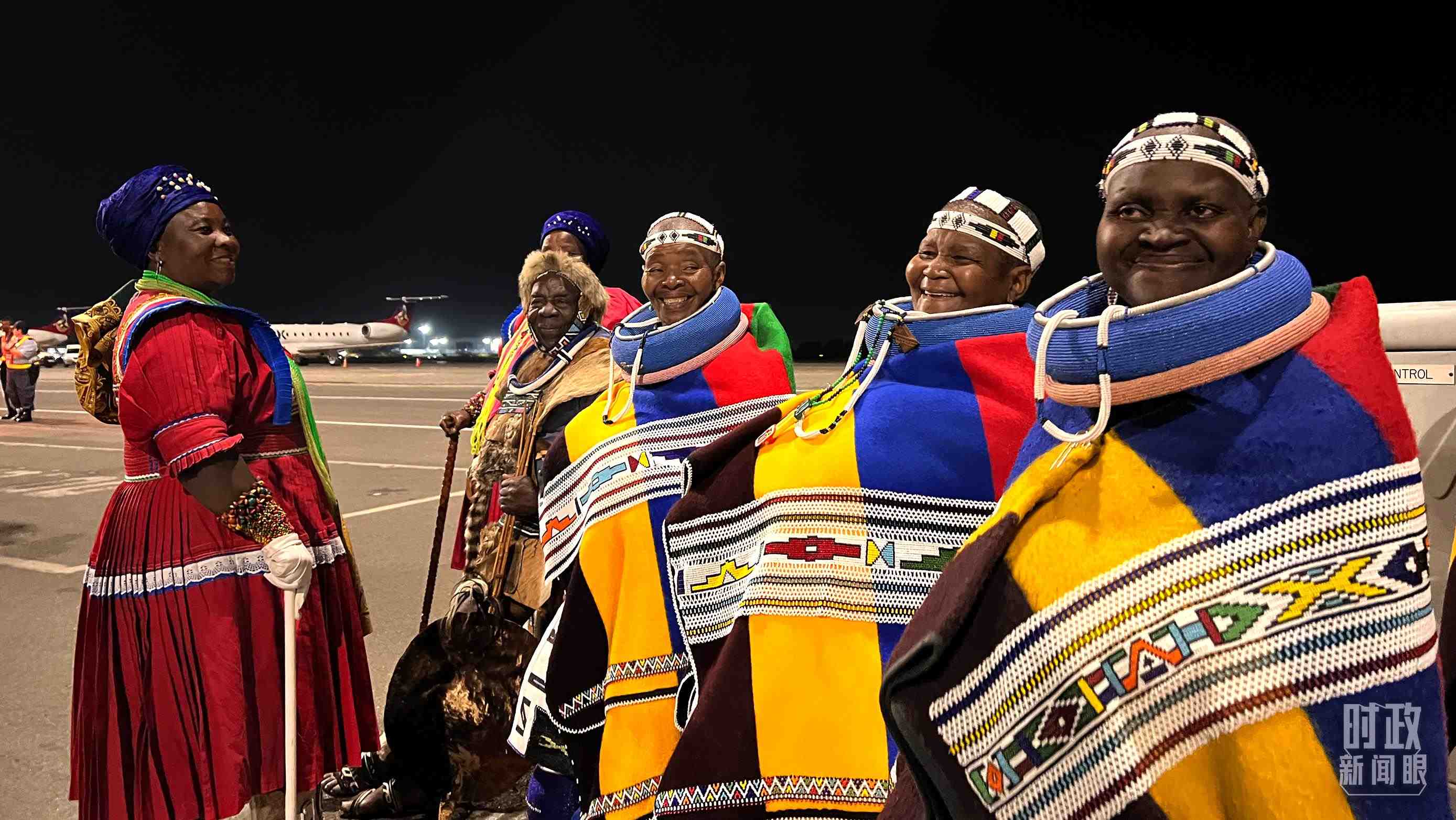 △身穿民族服裝的當(dāng)?shù)孛癖姟＃偱_央視記者程鋮拍攝）