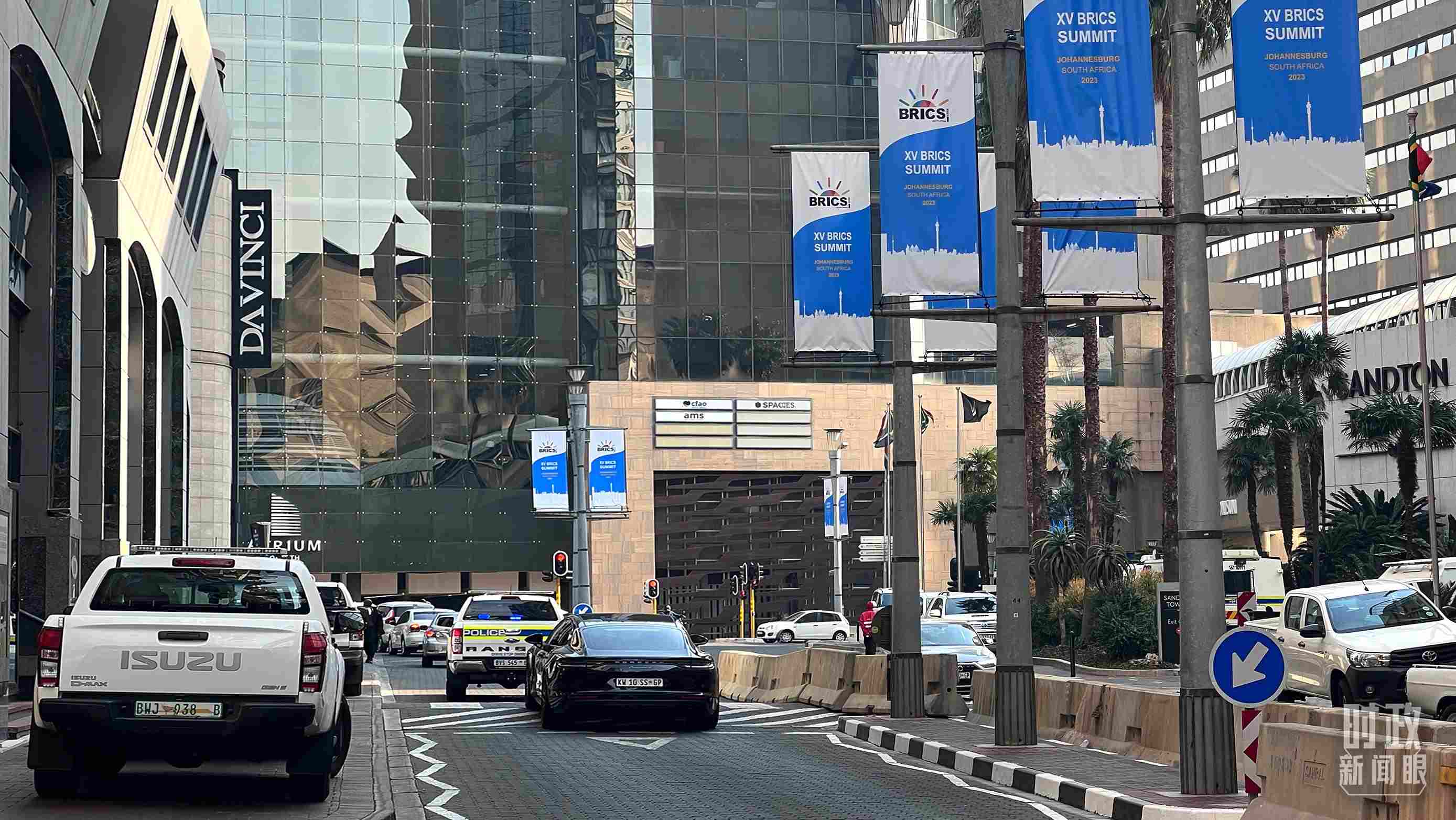 △約翰內(nèi)斯堡，街頭懸掛金磚峰會條幅。（總臺央視記者韓銳拍攝）