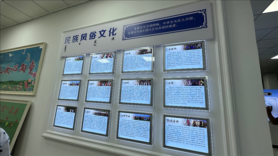 社區(qū)服務(wù)中心內(nèi)民族風(fēng)俗文化墻。人民網(wǎng)記者 金洪花攝