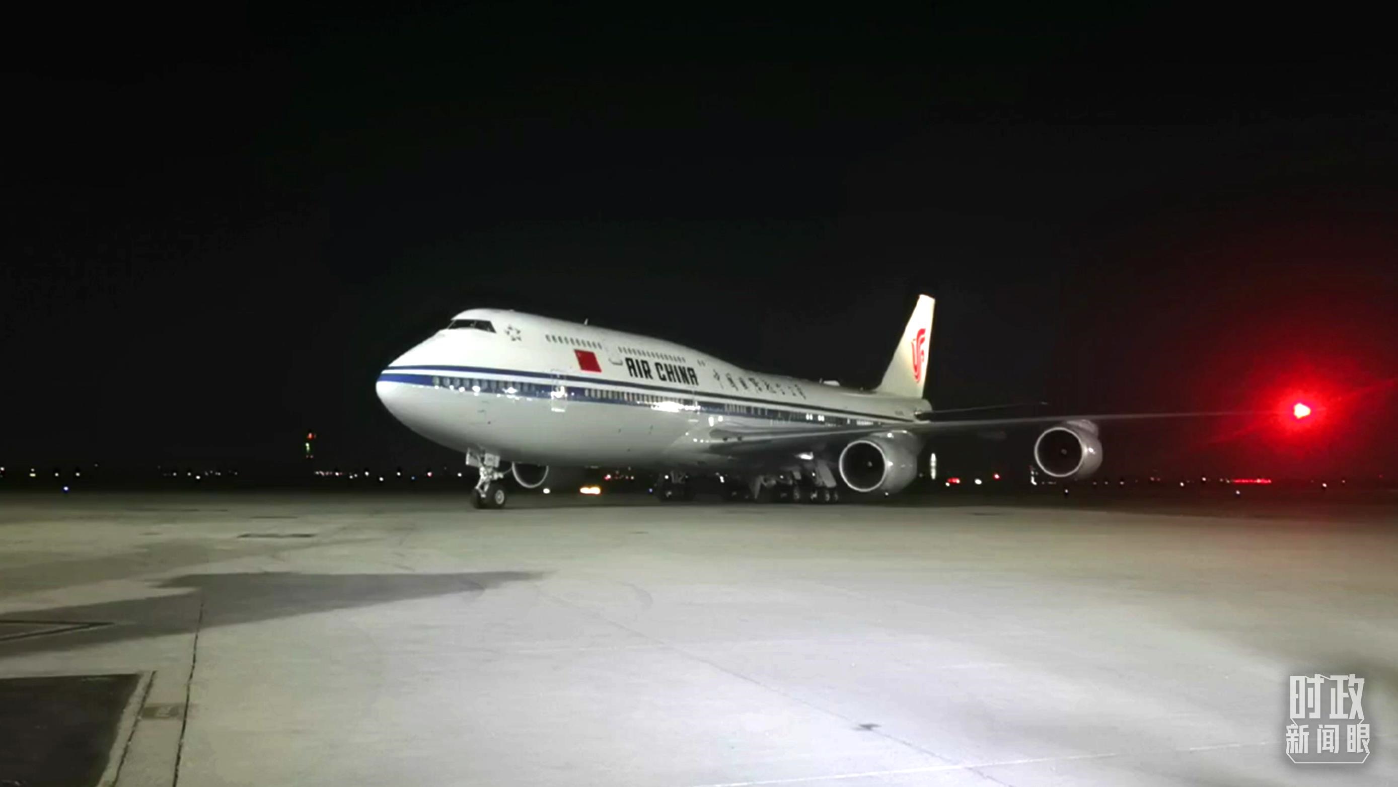 △這是習(xí)近平乘坐的專機。（總臺央視記者鐘銳拍攝）