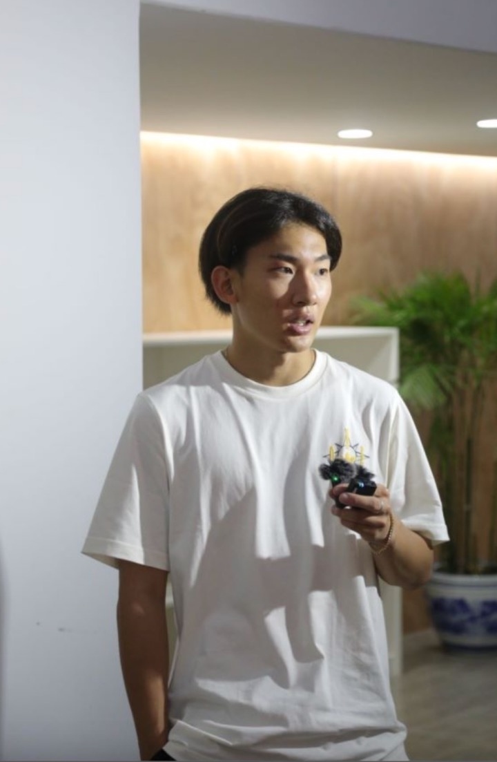 蘇翊鳴接受媒體采訪。