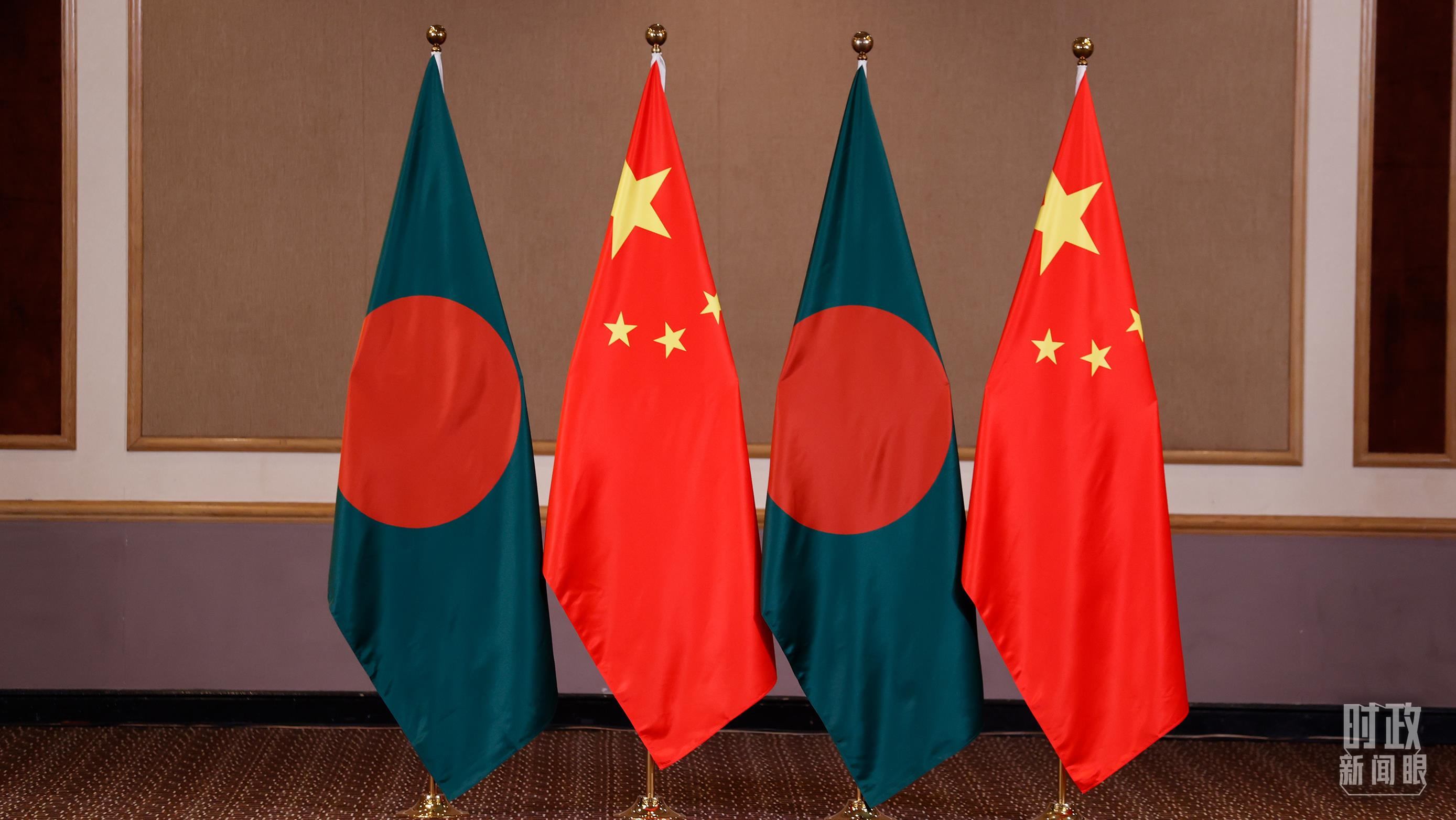 △會見現(xiàn)場的中孟兩國國旗。（總臺央視記者耿小龍拍攝）