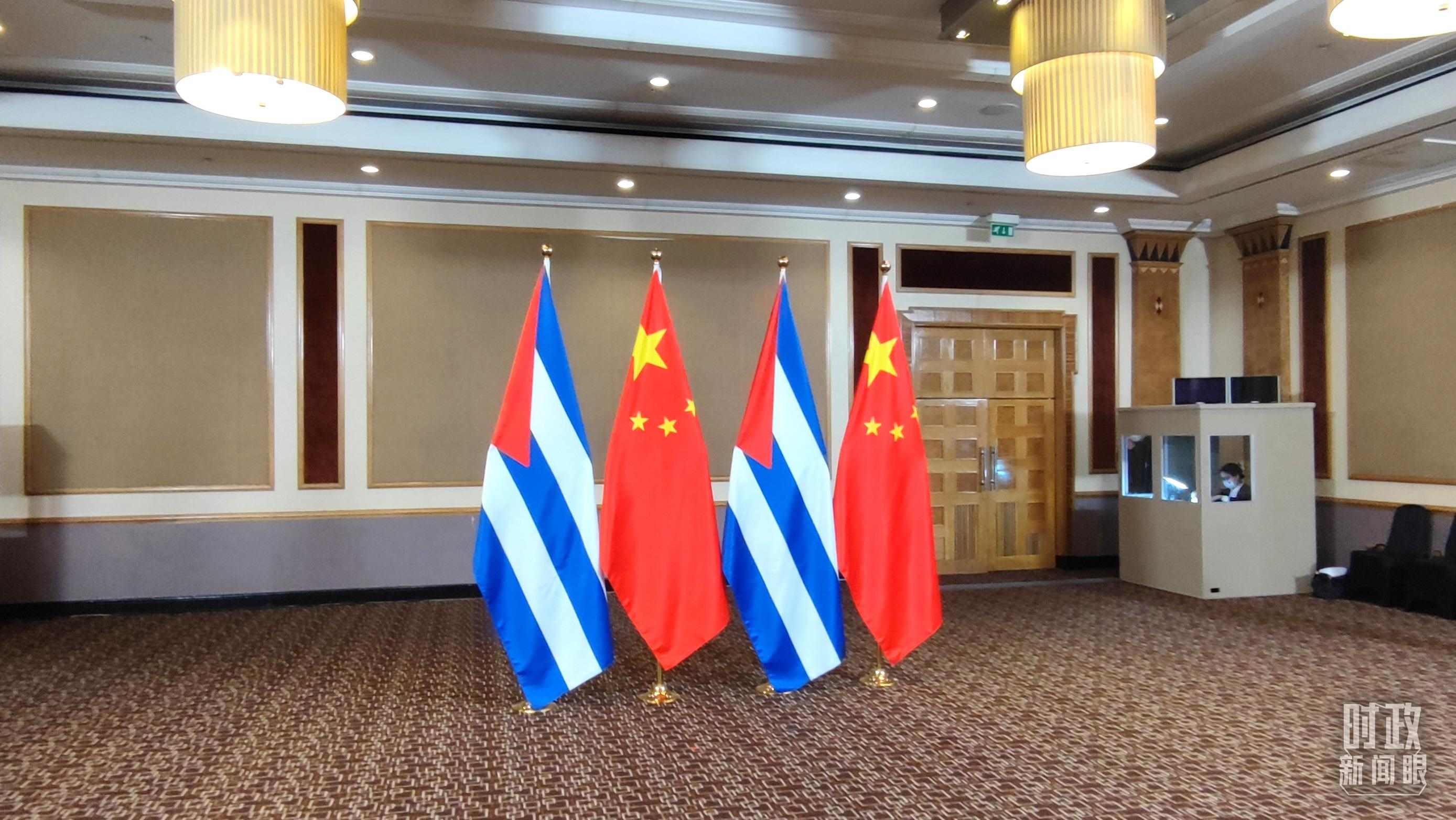 △會見現(xiàn)場的中古兩國國旗。（總臺央視記者耿小龍拍攝）