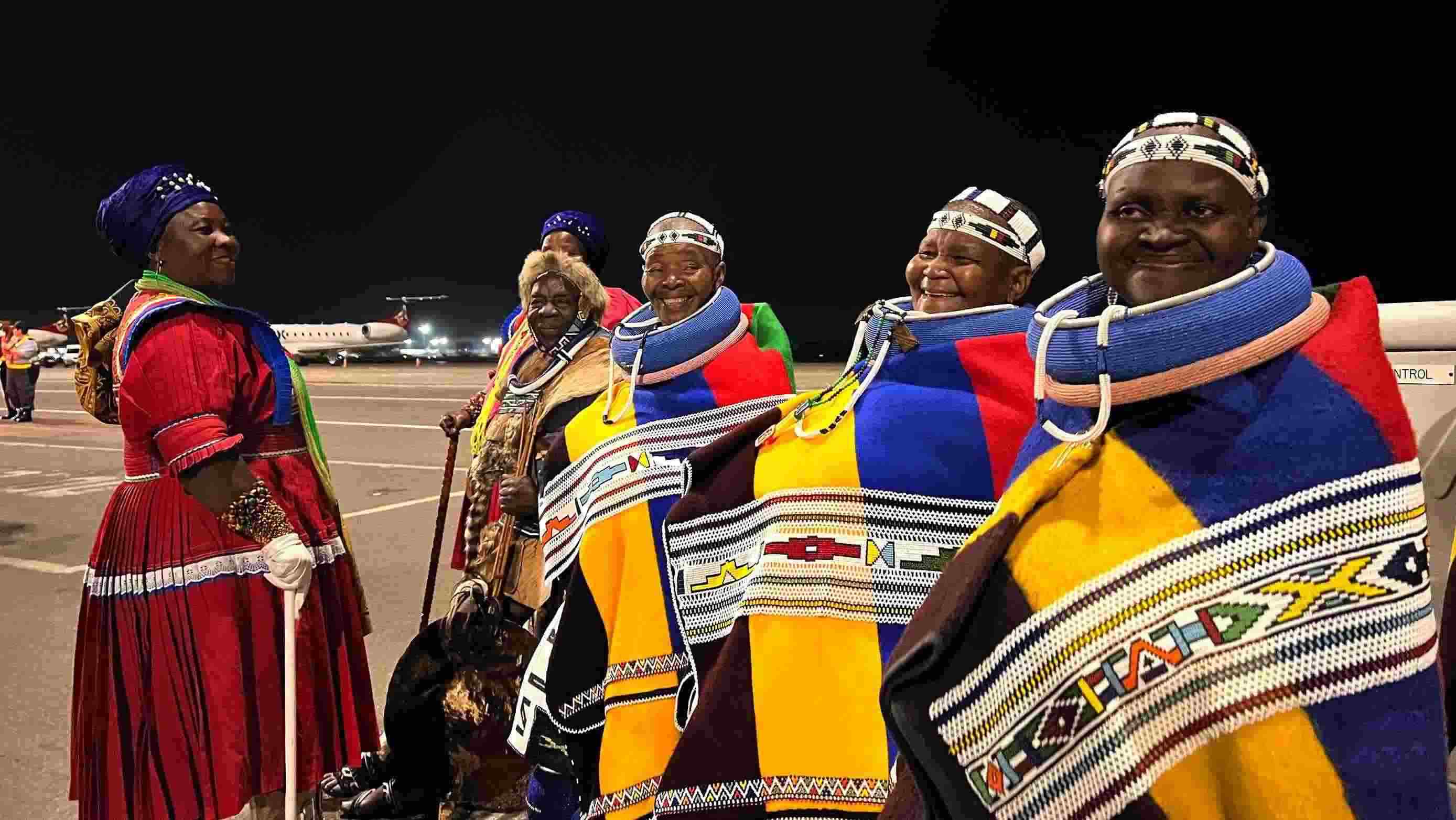 當(dāng)?shù)貢r(shí)間2023年8月21日晚，習(xí)近平主席乘坐的專機(jī)抵達(dá)南非約翰內(nèi)斯堡坦博國際機(jī)場，這是身穿民族服飾迎接的當(dāng)?shù)厝罕姟? width=