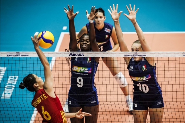 中國隊(duì)球員莊宇珊(左)在比賽中。圖片來源：國際排聯(lián)