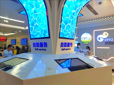 市民在中國（廣西）自由貿(mào)易區(qū)南寧片區(qū)綜合服務(wù)大廳辦理業(yè)務(wù)。人民網(wǎng) 付華周攝