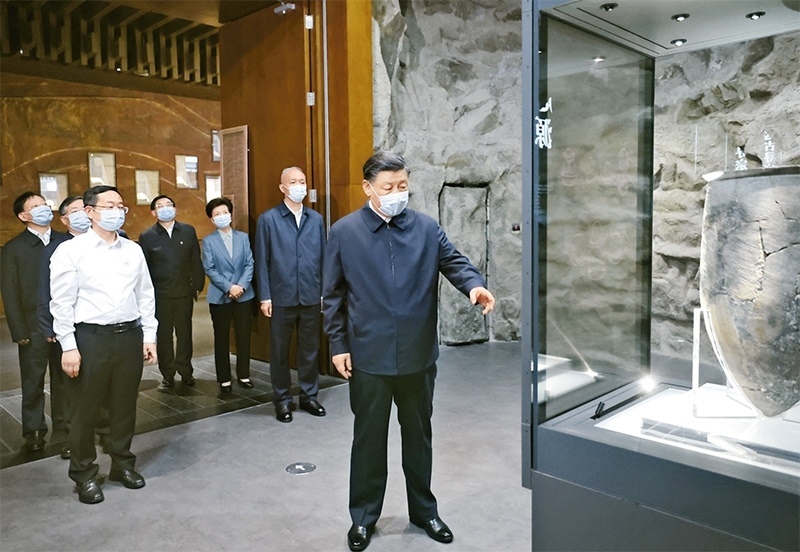 2023年6月2日，中共中央總書記、國(guó)家主席、中央軍委主席習(xí)近平在北京出席文化傳承發(fā)展座談會(huì)并發(fā)表重要講話。這是座談會(huì)前，習(xí)近平2日下午在中國(guó)歷史研究院考察。 新華社記者 鞠鵬/攝