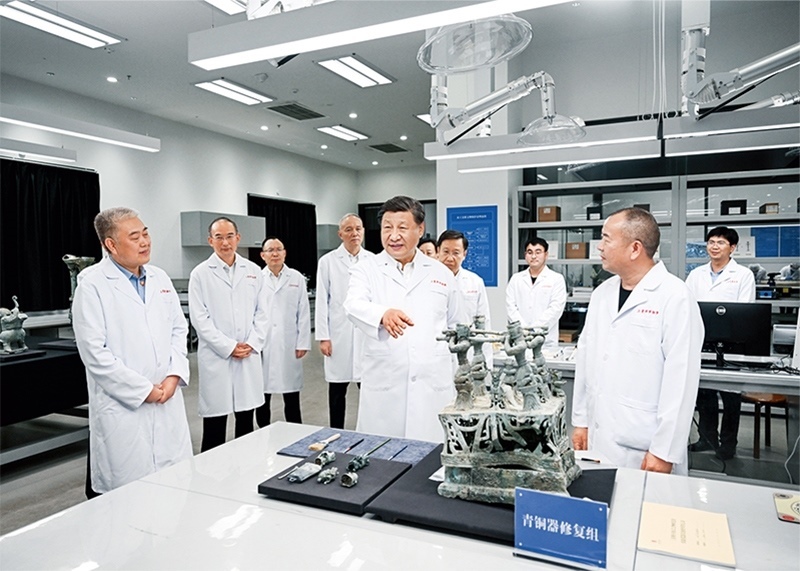 2023年7月25日至27日，中共中央總書記、國(guó)家主席、中央軍委主席習(xí)近平在四川考察。這是26日下午，習(xí)近平在位于德陽(yáng)市廣漢市的三星堆博物館文物保護(hù)與修復(fù)館，同現(xiàn)場(chǎng)工作人員親切交流。 新華社記者 謝環(huán)馳/攝