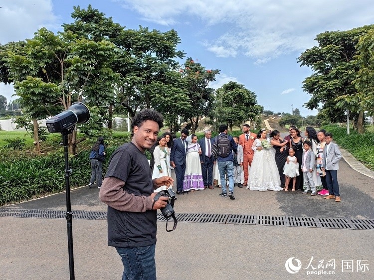 一對(duì)新人和親友在亞的斯亞貝巴友誼廣場(chǎng)合影。人民網(wǎng)記者 陳星星攝