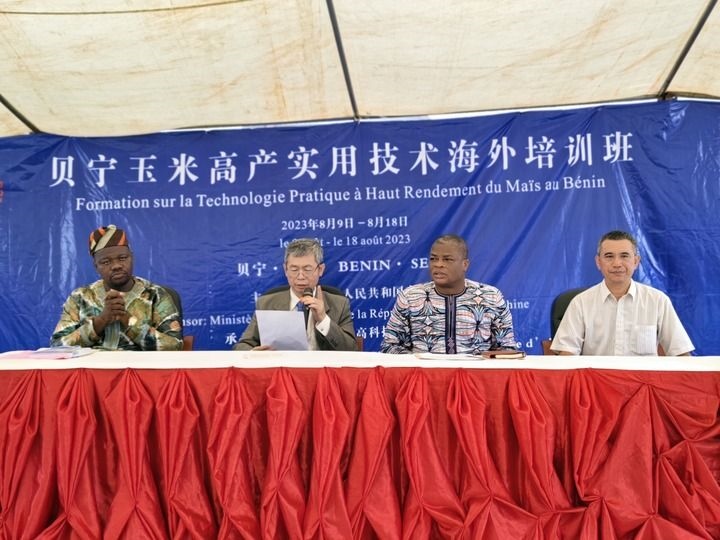 8月9日，2023年貝寧“玉米高產(chǎn)實(shí)用技術(shù)培訓(xùn)班”開班儀式在位于塞梅波吉市的中國(guó)援貝寧農(nóng)業(yè)技術(shù)示范中心舉行。