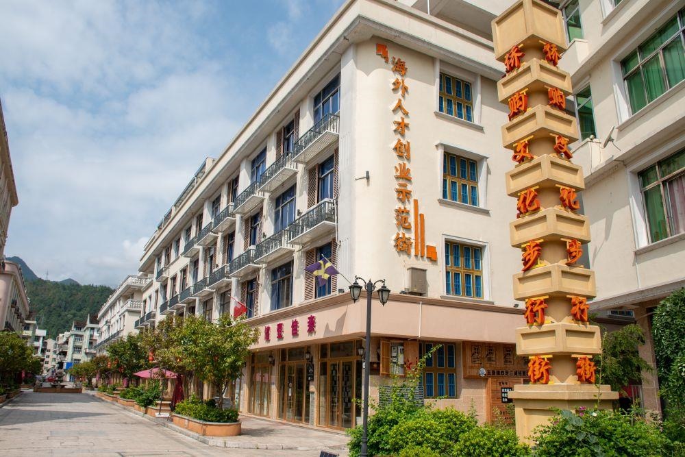 浙江溫州文成縣玉壺鎮(zhèn)是全國著名僑鄉(xiāng)。近年來，當(dāng)?shù)胤e極搭建平臺(tái)，吸引華僑回鄉(xiāng)創(chuàng)業(yè)。圖為該鎮(zhèn)的海外人才創(chuàng)業(yè)示范街