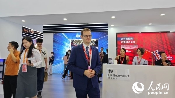 9月2日，英國館館長、英國商業(yè)貿(mào)易部市場推廣主管康鵬接受人民網(wǎng)記者采訪。人民網(wǎng)記者 趙雯博攝