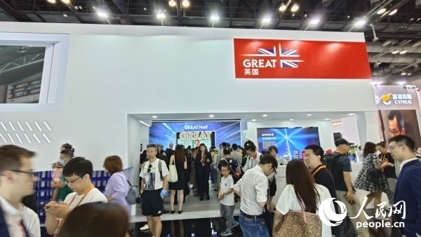 9月3日，英國館吸引參展觀眾駐足。人民網(wǎng)記者 趙雯博攝