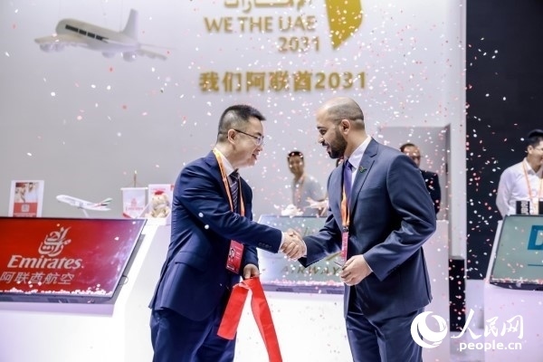 9月3日，阿聯(lián)酋駐華大使館臨時(shí)代辦、副館長哈利德·沙赫參贊與中國貿(mào)促會(huì)聯(lián)絡(luò)部二級(jí)巡視員楊曉軍揭幕阿聯(lián)酋國家館。圖片由阿聯(lián)酋駐華大使館提供