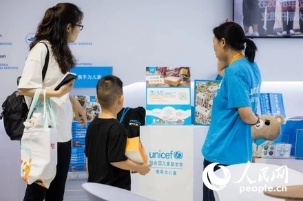 9月2日，觀眾駐足聯(lián)合國兒童基金會(huì)展館。圖片由聯(lián)合國兒童基金會(huì)提供