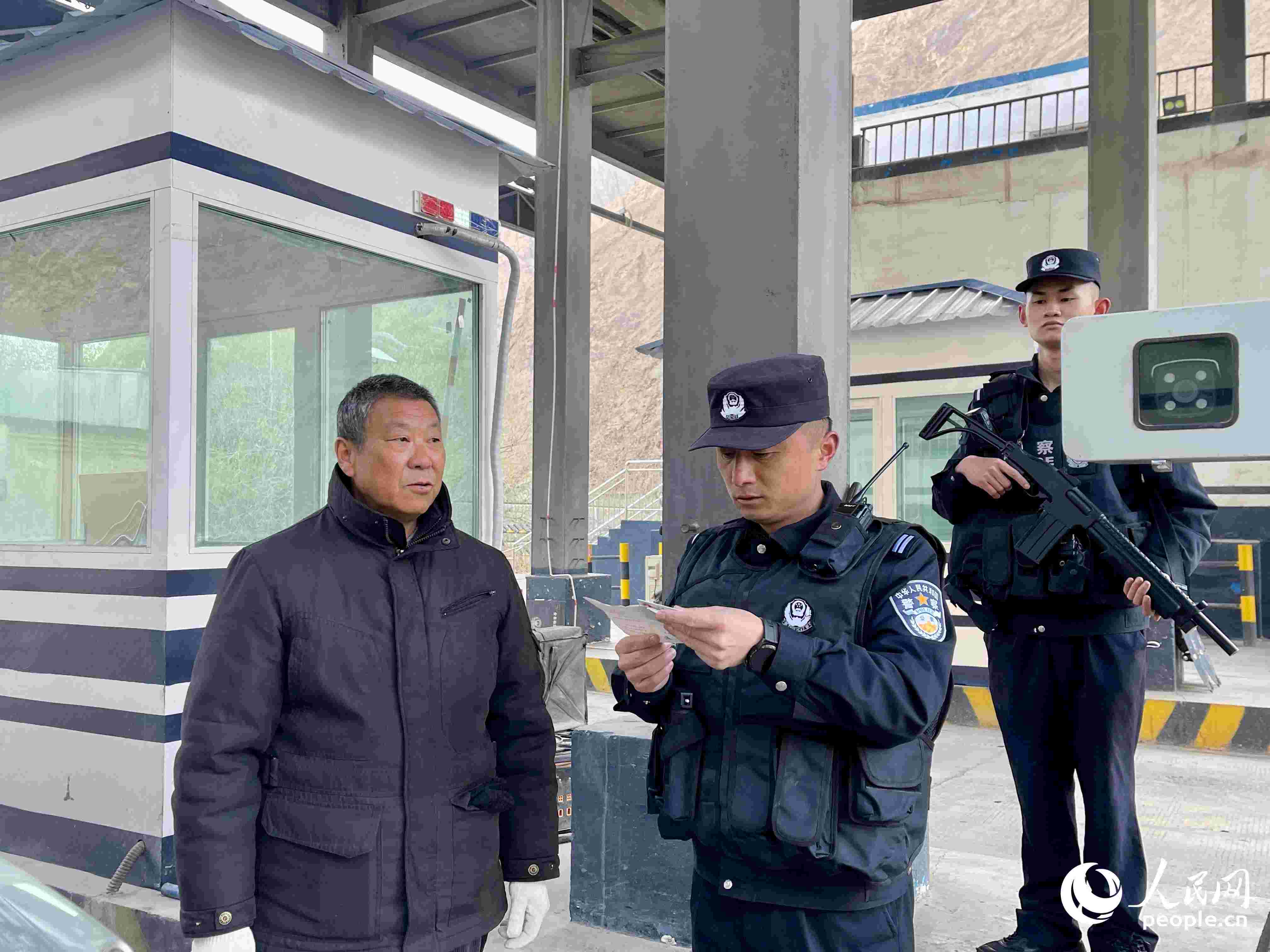 2023年5月10日，在庫地邊境檢查站，陳暢核對進出邊境管理區(qū)人員信息。人民網(wǎng) 周靜圓攝