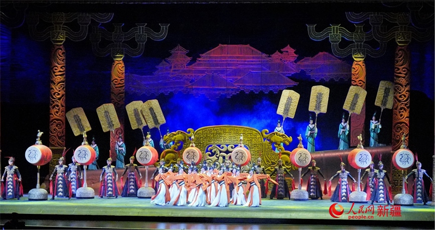 第六屆中國新疆國際民族舞蹈節(jié)開幕式上演出的歷史題材舞劇《張騫》。 人民網(wǎng) 李欣洋攝