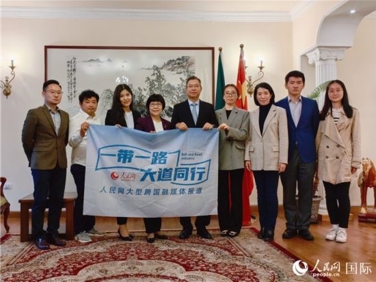 胡長春大使、駐非盟使團(tuán)工作人員與人民網(wǎng)記者合影。