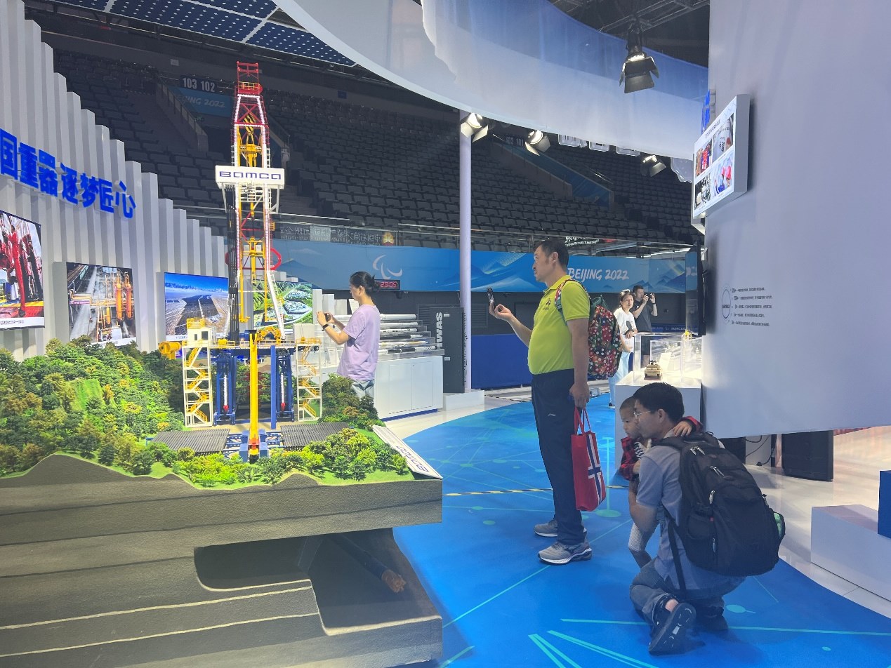 觀展群眾在國家體育館環(huán)境服務(wù)展區(qū)。人民網(wǎng) 歐陽易佳攝