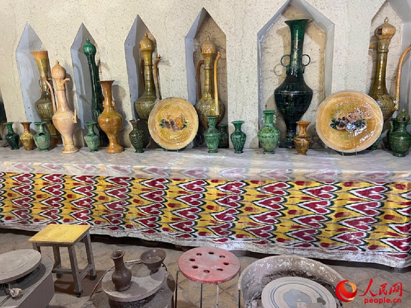 游客制作土陶體驗區(qū)。人民網(wǎng)記者 常雪梅攝