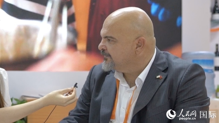 塞浦路斯首席經(jīng)濟商務(wù)參贊歐陽路接受記者采訪。人民網(wǎng) 王禹蘅攝