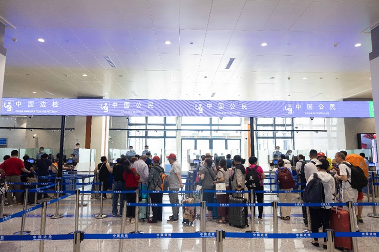 乘坐中老鐵路國(guó)際旅客列車的旅客在磨憨邊檢大廳排隊(duì)候檢。黃遠(yuǎn)飛 攝
