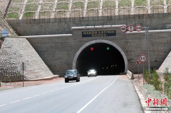 連接塔吉克斯坦南北的重要隧道之一哈特隆隧道由中國路橋承建，是塔國南北公路交通的重要干線道路，對(duì)促進(jìn)塔吉克斯坦南北交流和國民經(jīng)濟(jì)發(fā)展具有重要意義。田冰攝