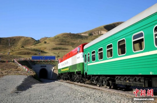 2016年8月24日，塔吉克斯坦“瓦赫達(dá)特-亞灣”鐵路通車。這是絲綢之路經(jīng)濟(jì)帶框架下首個(gè)開工并建成的鐵路項(xiàng)目，具標(biāo)志性意義。圖為火車進(jìn)入由中鐵十九局集團(tuán)有限公司承建的隧道。文龍杰 攝