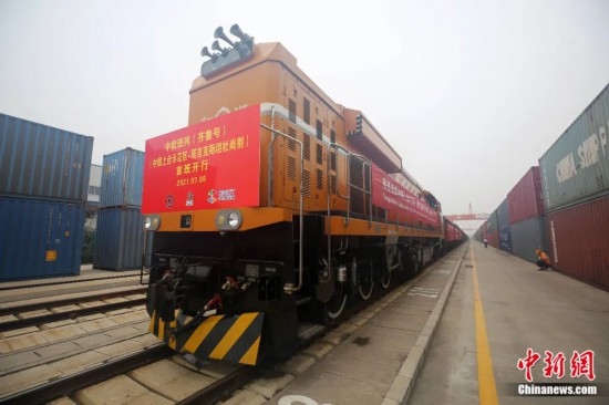2021年7月5日，中國—上海合作組織地方經(jīng)貿(mào)合作示范區(qū)（簡稱“上合示范區(qū)”）前往塔吉克斯坦首都杜尚別的首班中歐班列（齊魯號(hào)）“上合快線”發(fā)出，從上合示范區(qū)青島多式聯(lián)運(yùn)中心啟程，為中國及日本、韓國等周邊國家和地區(qū)與塔吉克斯坦經(jīng)貿(mào)往來提供了全新的物流解決方案。胡耀杰 攝