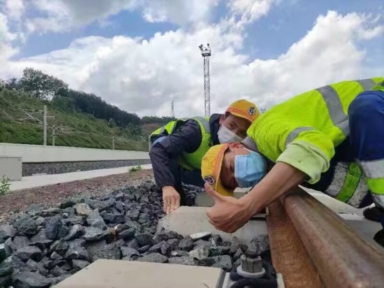 佟郎（左）正在檢修鐵路。受訪者供圖