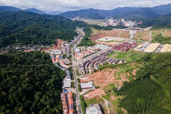 磨憨口岸俯瞰，右前方高層白色建筑群為老撾境內(nèi)。人民網(wǎng)記者 符皓攝