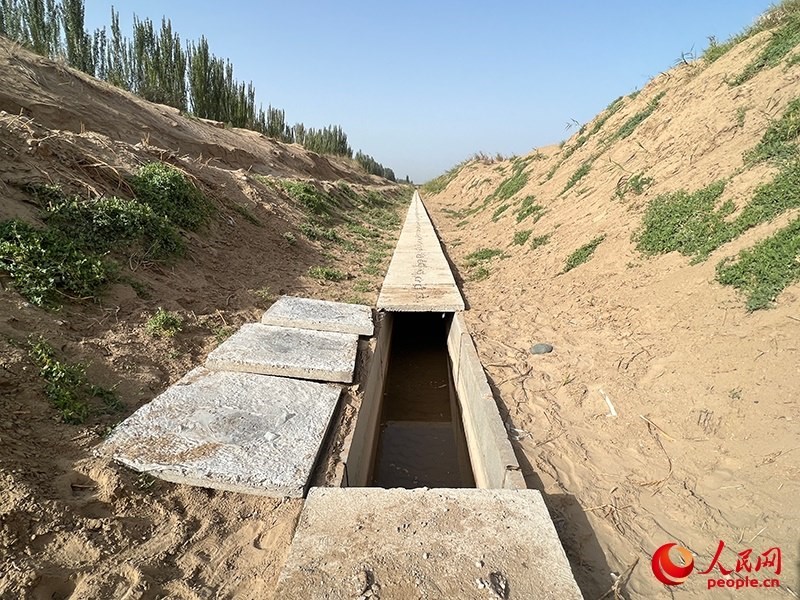 打開蓋板，可見水在寬一米、深一米的渠道內(nèi)暢通流過。人民網(wǎng)記者 常雪梅攝