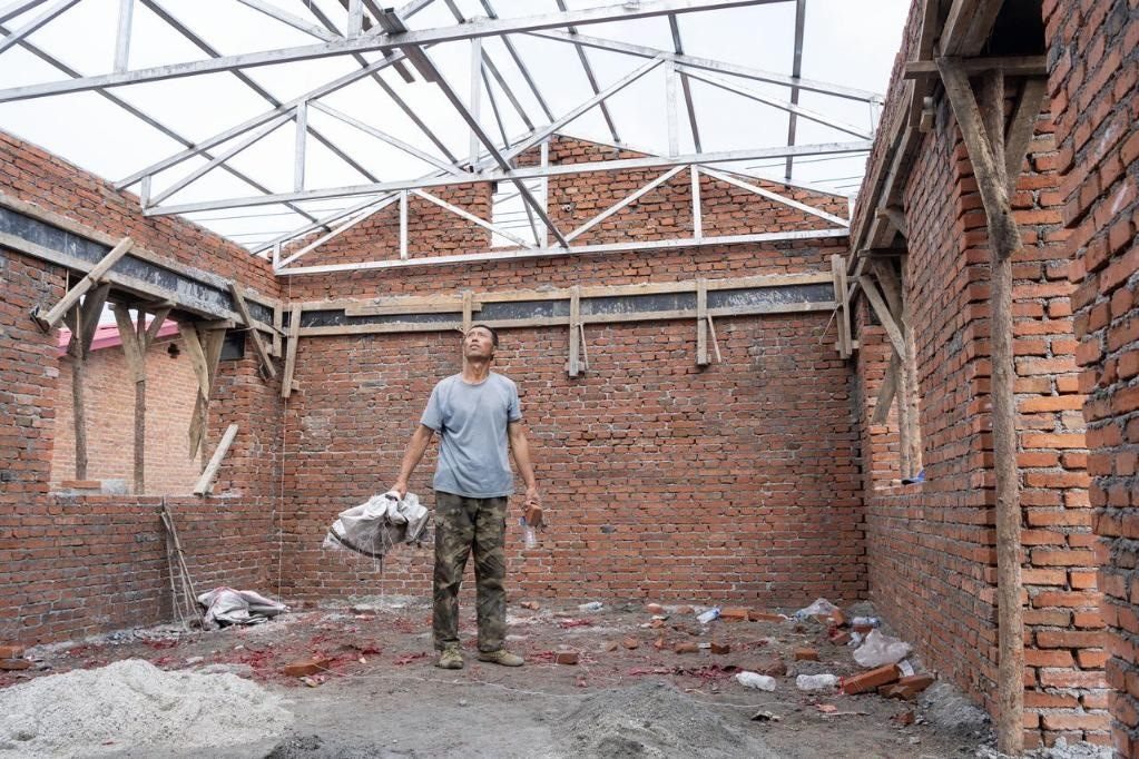 近日，在黑龍江省尚志市老街基鄉(xiāng)基豐村，村民劉環(huán)茂查看新建的房屋。新華社記者 謝劍飛 攝