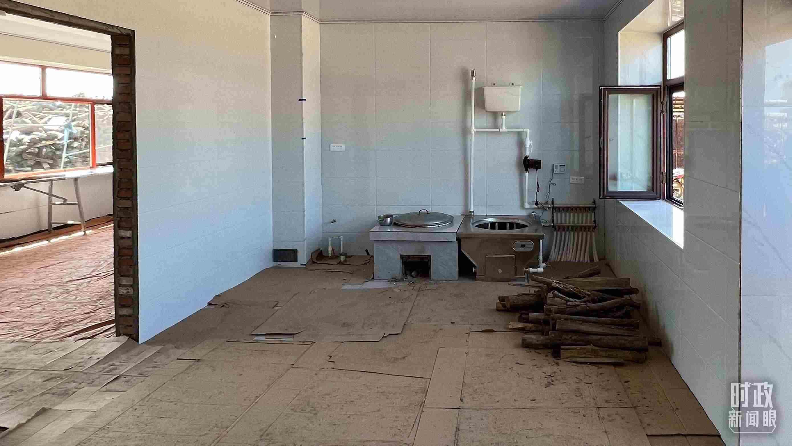 △龍王廟村內(nèi)，受災(zāi)房屋內(nèi)部正在進(jìn)行翻修。（總臺(tái)央視記者邢彬拍攝）