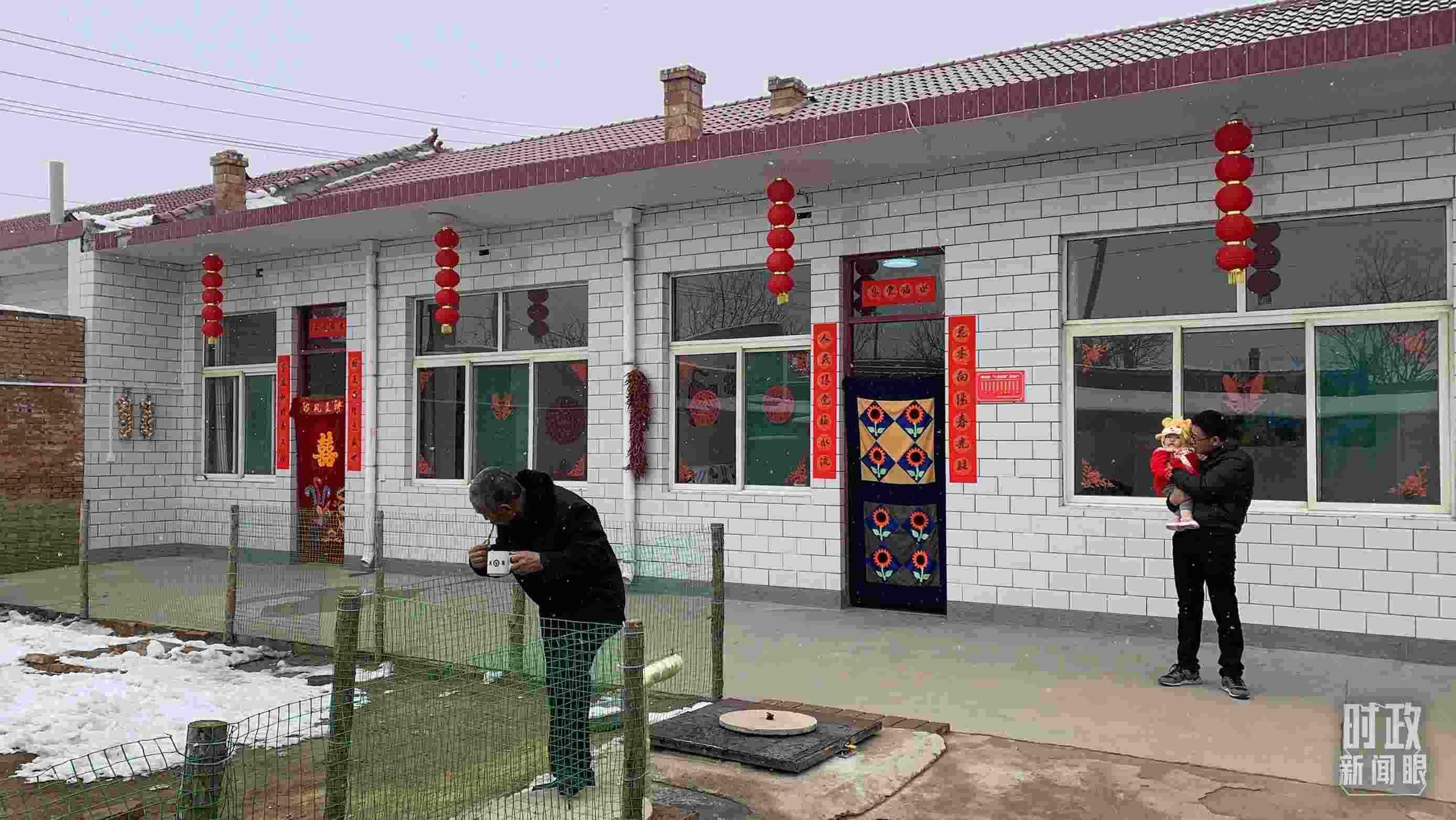 △ 當(dāng)年春節(jié)來臨之前，馮南垣村受災(zāi)村民全部搬進(jìn)了新家。（總臺(tái)央視記者段德文拍攝）