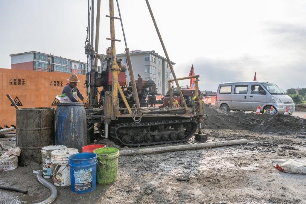 近日，在黑龍江省尚志市老街基鄉(xiāng)，施工人員正在作業(yè)。新華社記者 謝劍飛 攝